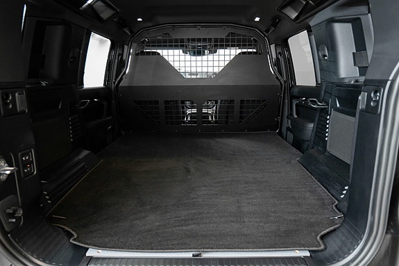 Land Rover Defender 110 9 of 13
