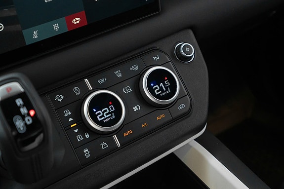Land Rover Defender 110 12 of 13