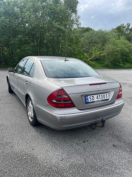 Mercedes-Benz E220 5 of 17