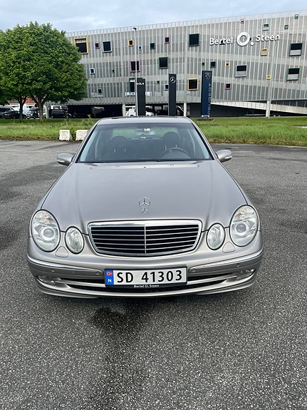 Mercedes-Benz E220 3 of 17