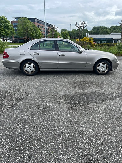 Mercedes-Benz E220 7 of 17