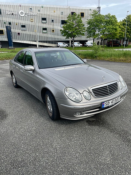Mercedes-Benz E220 2 of 17