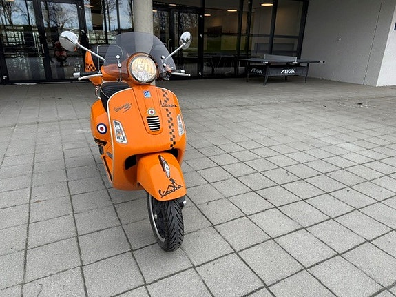 Vespa GTS 300 2 of 3