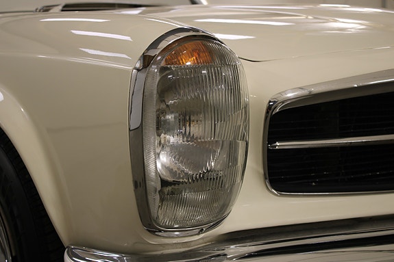 Mercedes-Benz 230 SL 10 of 30