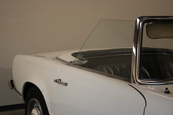 Mercedes-Benz 230 SL 11 of 30