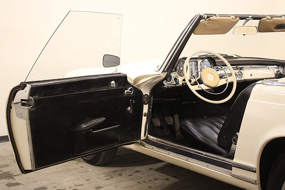 Mercedes-Benz 230 SL 18 of 30