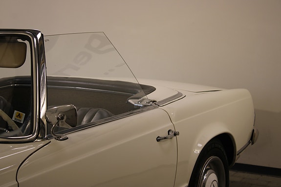 Mercedes-Benz 230 SL 15 of 30