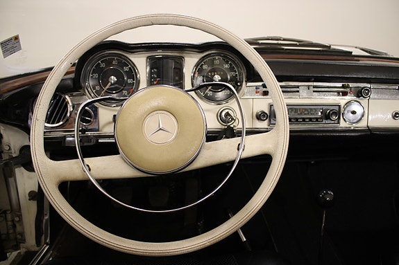 Mercedes-Benz 230 SL 25 of 30