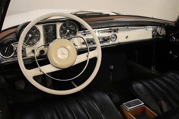 Mercedes-Benz 230 SL 24 of 30