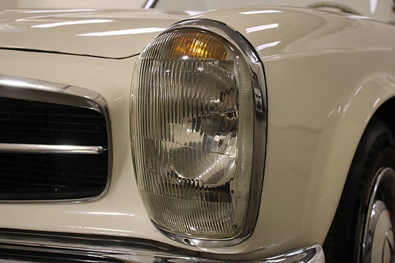 Mercedes-Benz 230 SL 16 of 30