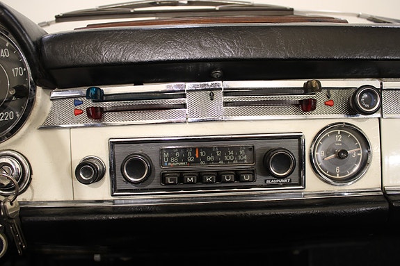 Mercedes-Benz 230 SL 29 of 30
