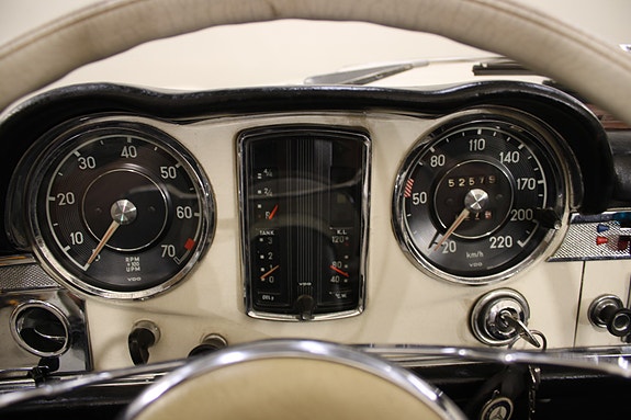 Mercedes-Benz 230 SL 28 of 30