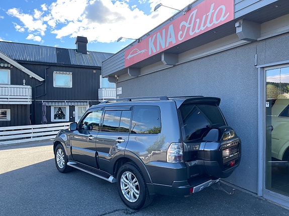 Mitsubishi Pajero 4 of 5