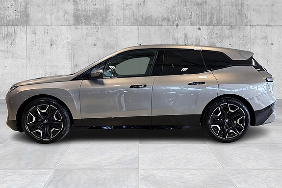 BMW iX 2 of 5
