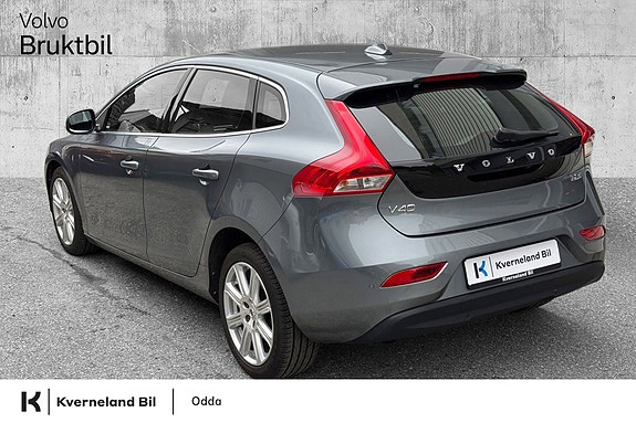 Volvo V40 2 of 5