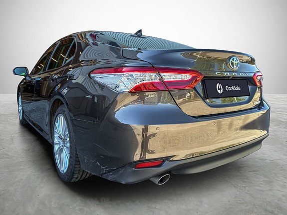 Toyota Camry 3 of 5