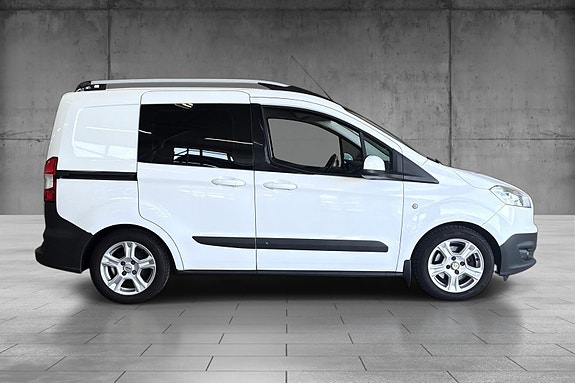 Ford Transit Courier 4 of 5
