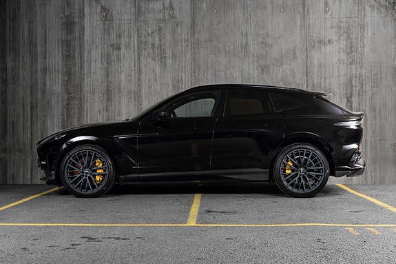 Aston Martin DBX 3 of 5
