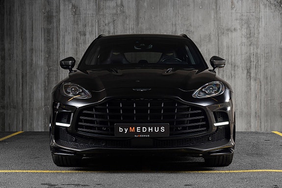 Aston Martin DBX 4 of 5