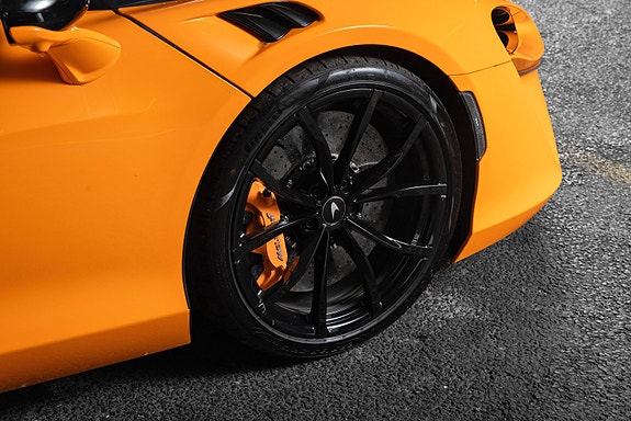 McLaren Artura 19 of 30