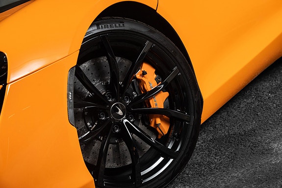 McLaren Artura 18 of 30