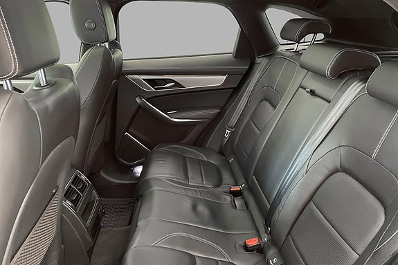 Jaguar F-PACE 13 of 15