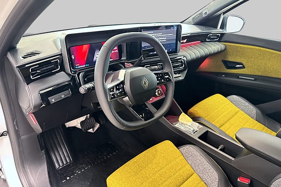 Digitalt cockpit med moderne skjermer og unikt fargedesign.