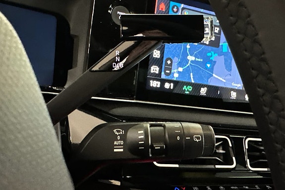Moderne girspak og infotainment med intuitiv navigasjon på skjerm.