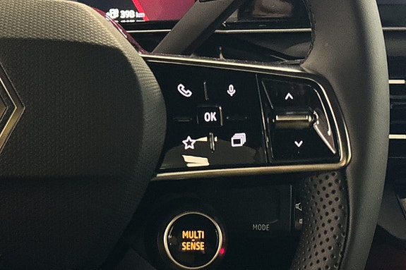 Detaljert rattkontroller for enkel tilgang til multimediefunksjoner.