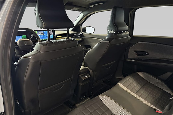 Romslig bakseteområde med ISOFIX-barnesikring og moderne infotainment.