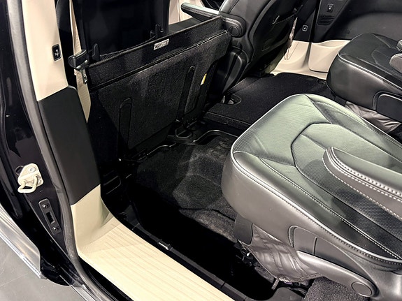 Chrysler Pacifica 16 of 30