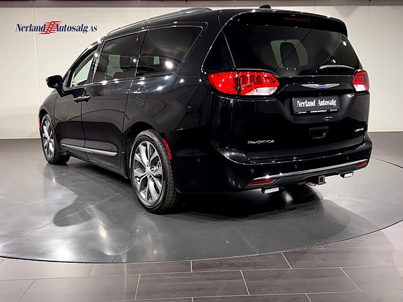 Chrysler Pacifica 5 of 5