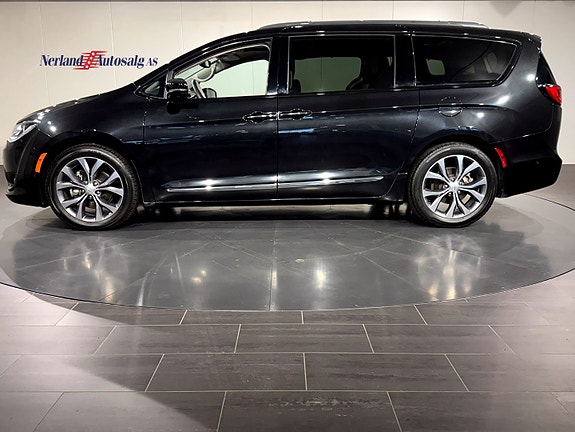 Chrysler Pacifica 3 of 5