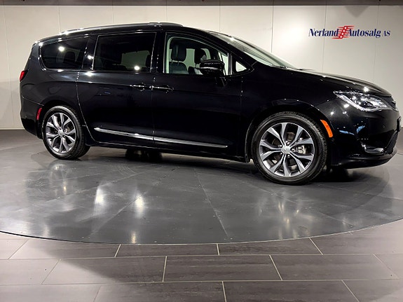 Chrysler Pacifica 10 of 30