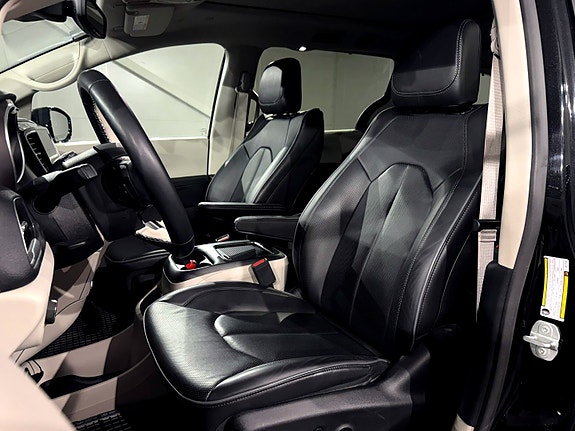 Chrysler Pacifica 13 of 30
