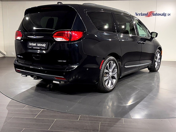 Chrysler Pacifica 7 of 30