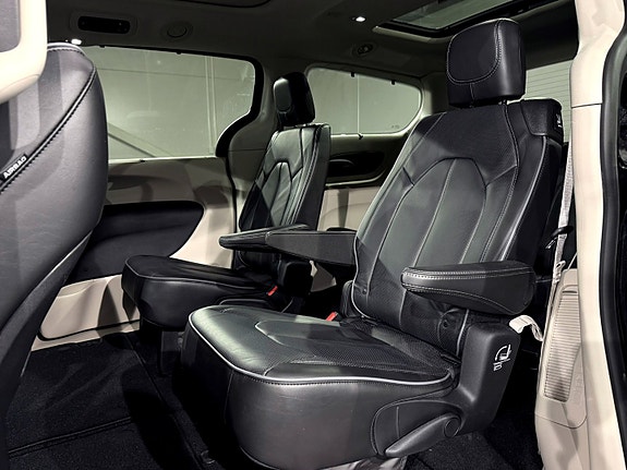 Chrysler Pacifica 15 of 30