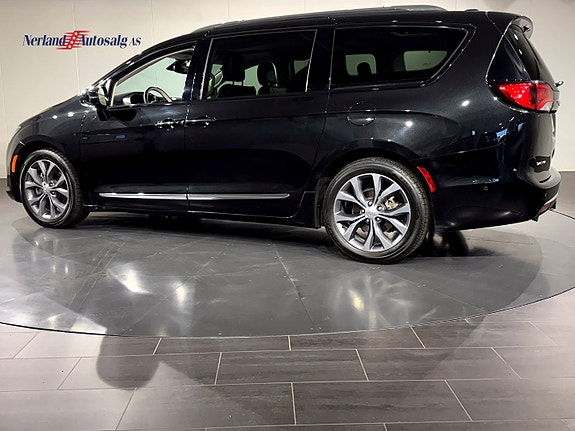Chrysler Pacifica 4 of 5