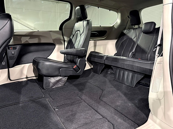 Chrysler Pacifica 18 of 30