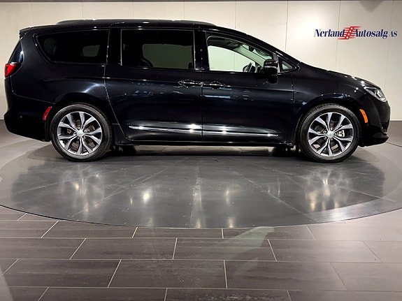 Chrysler Pacifica 9 of 30