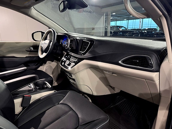 Chrysler Pacifica 29 of 30