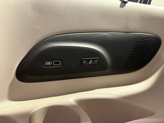 Chrysler Pacifica 25 of 30