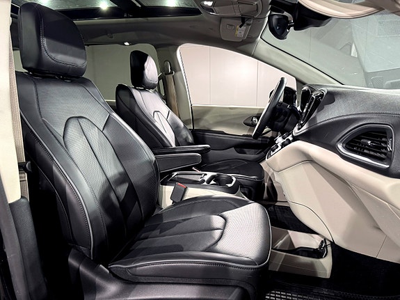 Chrysler Pacifica 28 of 30