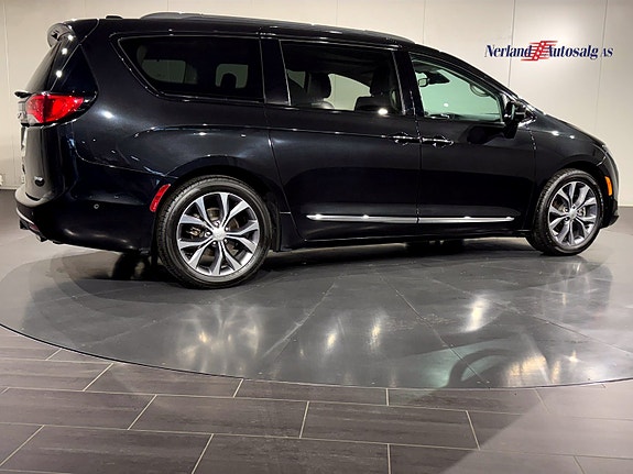 Chrysler Pacifica 8 of 30