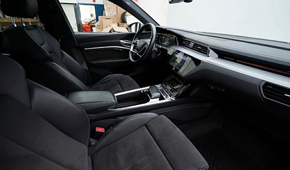 Audi e-tron 4 of 5