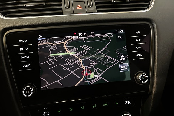 Infotainmentsystem med GPS-navigasjon og høyoppløst skjerm.