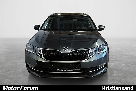 Imponerende front med LED-lys og distinkt grill design.