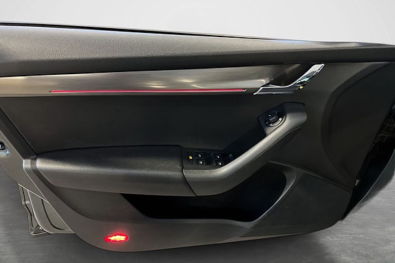 Dørpanel med elektriske vinduskontroller og atmosfærisk belysning.