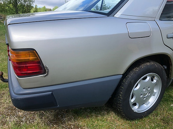 Mercedes-Benz E230 3 of 30