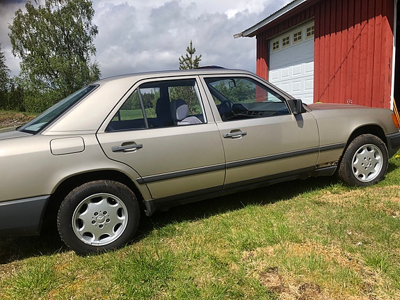 Mercedes-Benz E230 2 of 30